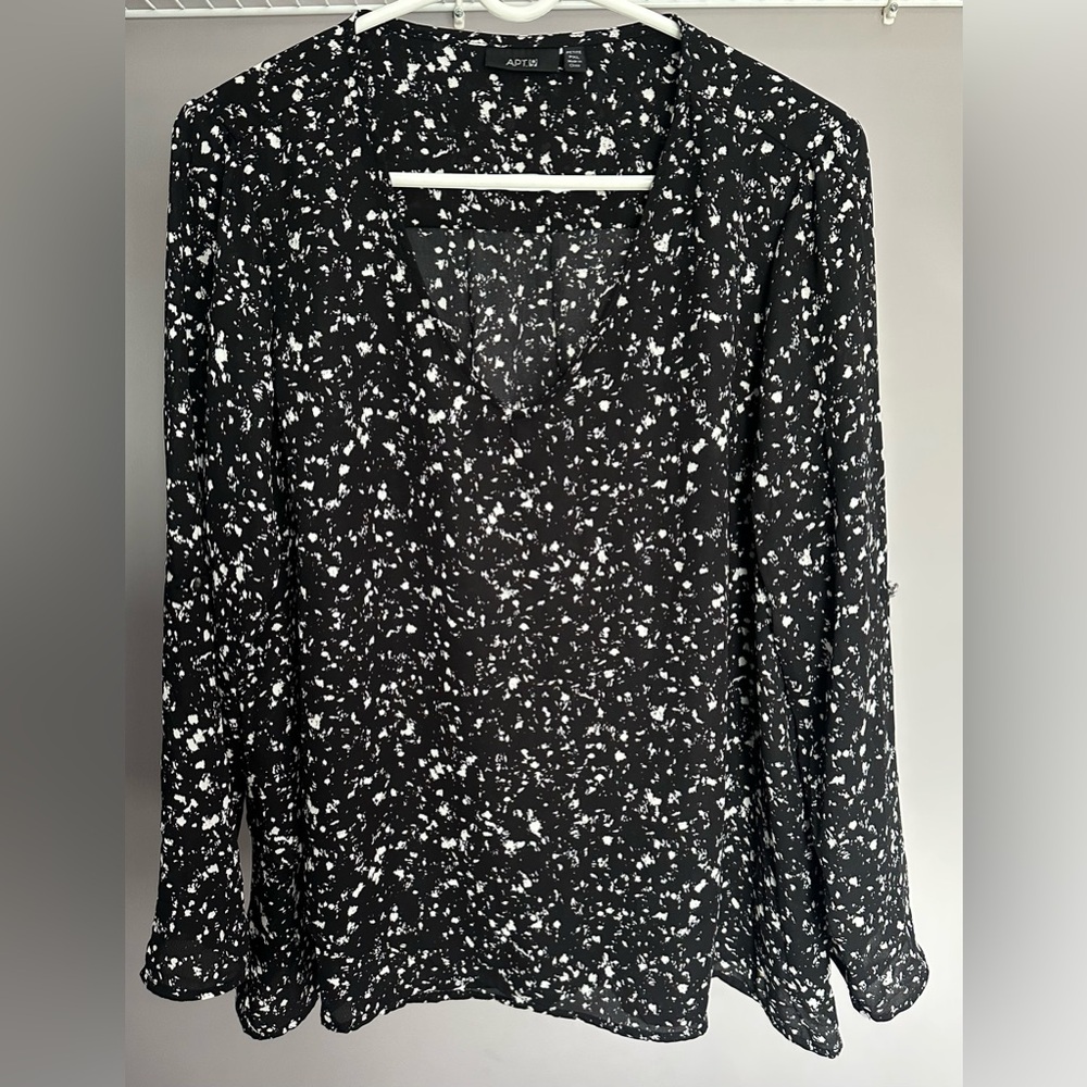 APT 9 size XL PETITE, white & black, pull on, V-neck long sleeved blouse.